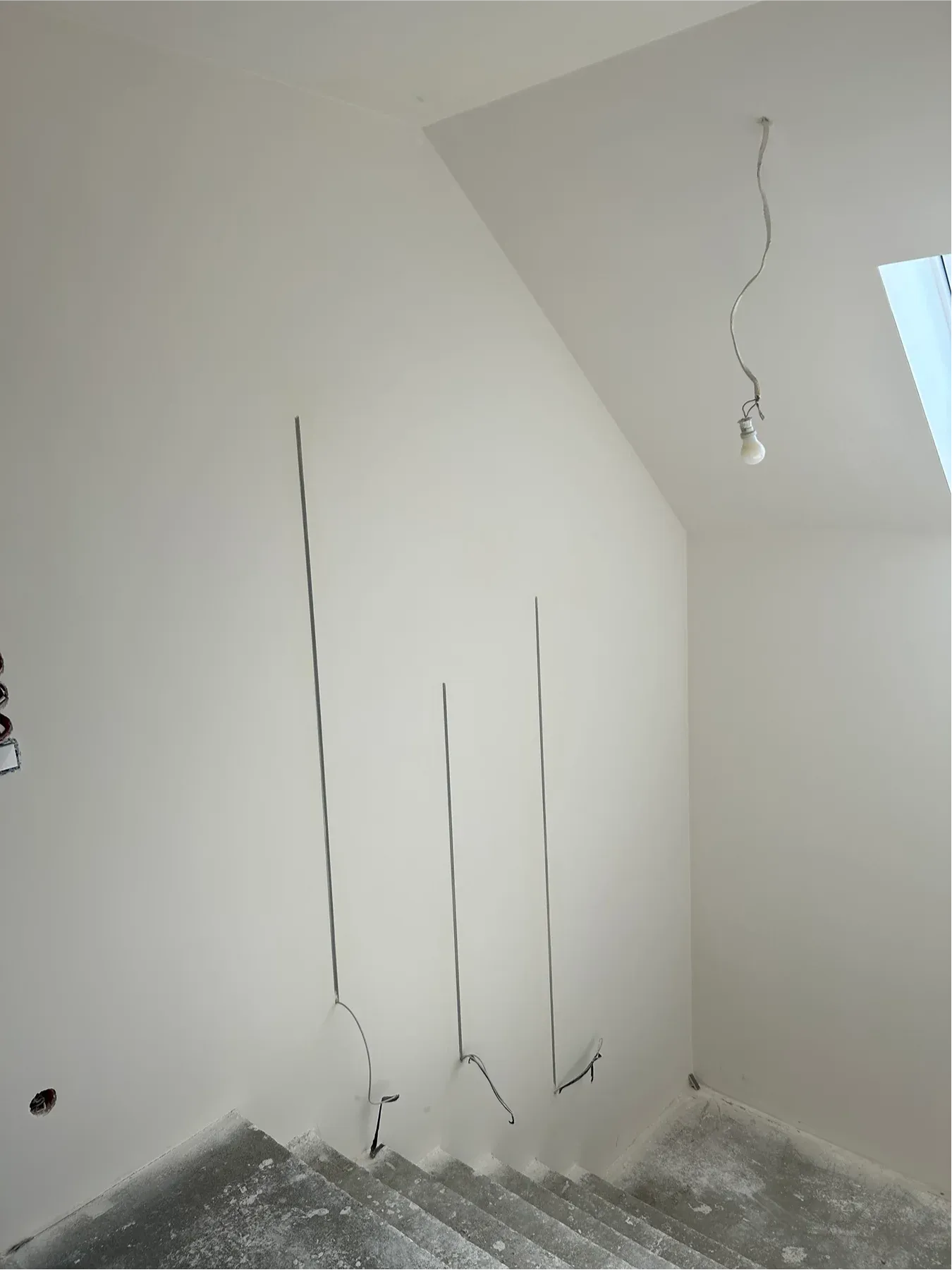 Poddasze ze skosem i wyprowadzoną instalacją elektryczną przed malowaniem Poddasze ze skosem i wyprowadzoną instalacją elektryczną przed malowaniem